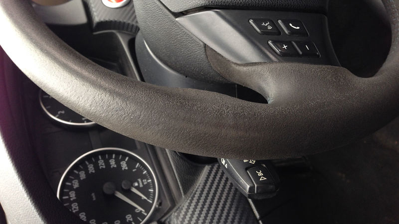 File:Alcantara-steering-wheel-fatty-01.jpg
