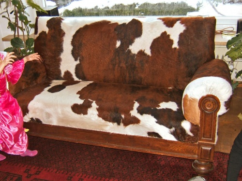 Kuhfell-Sofa-01.jpg